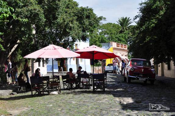 Convidativas mesas de restaurante no centro histórico de Colonia del Sacramento, no sul do Uruguai